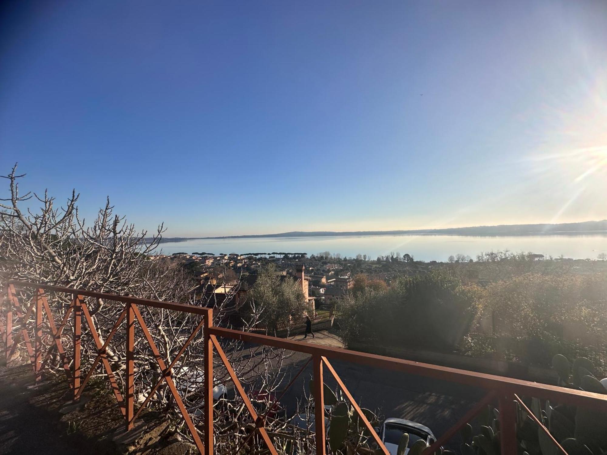 Sguardo Sul Lago Trevignano Romano Buitenkant foto