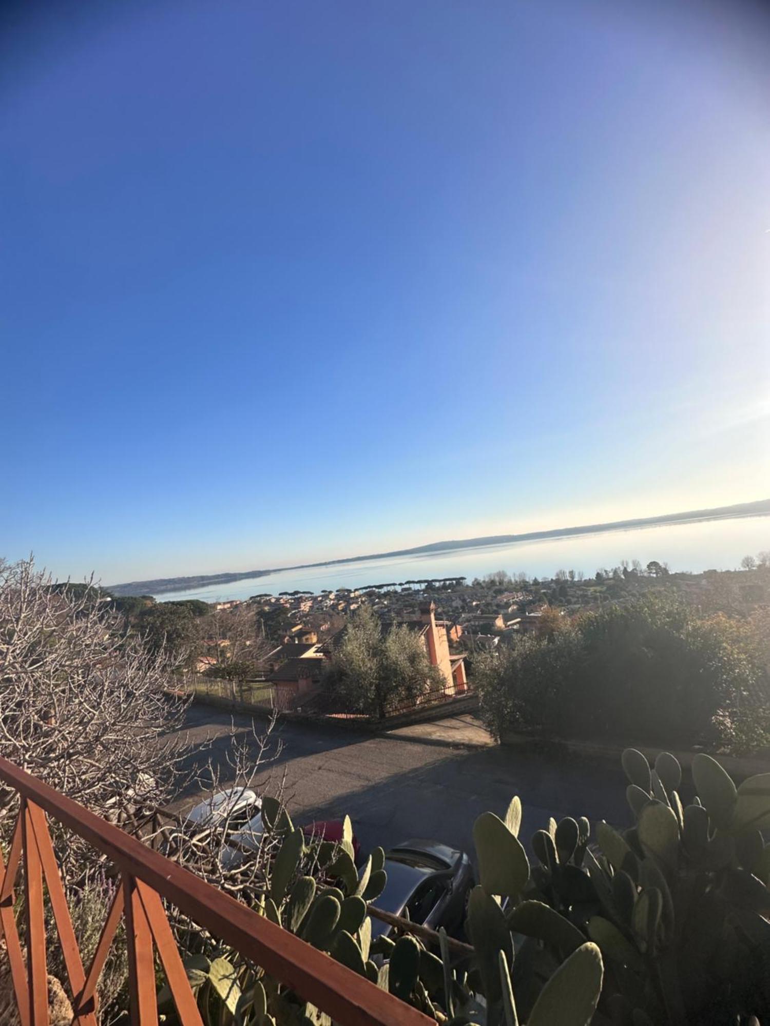 Sguardo Sul Lago Trevignano Romano Buitenkant foto
