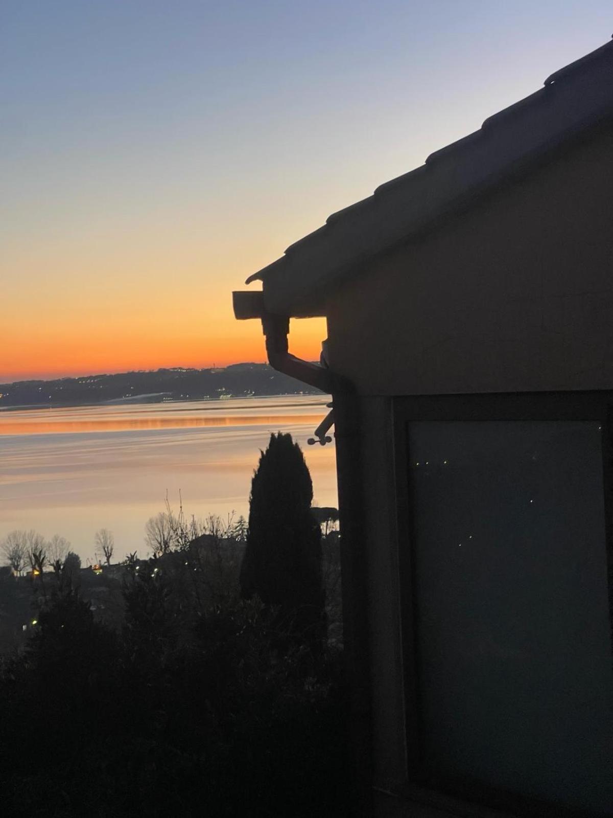 Sguardo Sul Lago Trevignano Romano Buitenkant foto